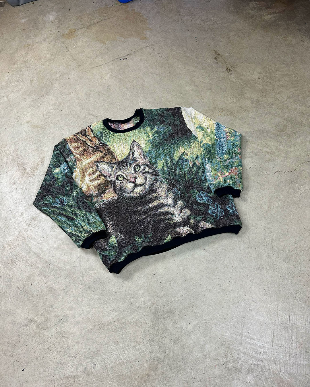 CATS AND FLOWERS TAPESTRY CREWNECK