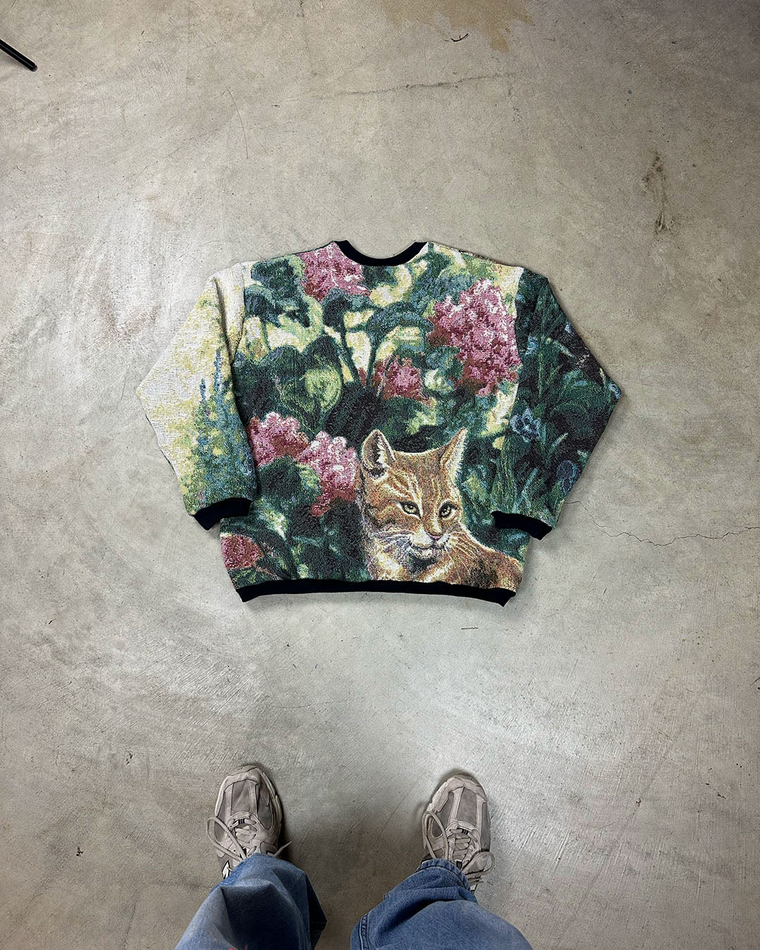 CATS AND FLOWERS TAPESTRY CREWNECK